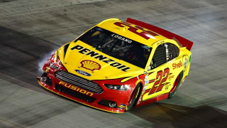 Illustration for article titled Bristol Was A Warmup: Kyle Busch Takes Atlanta, Get's the M&M Shower